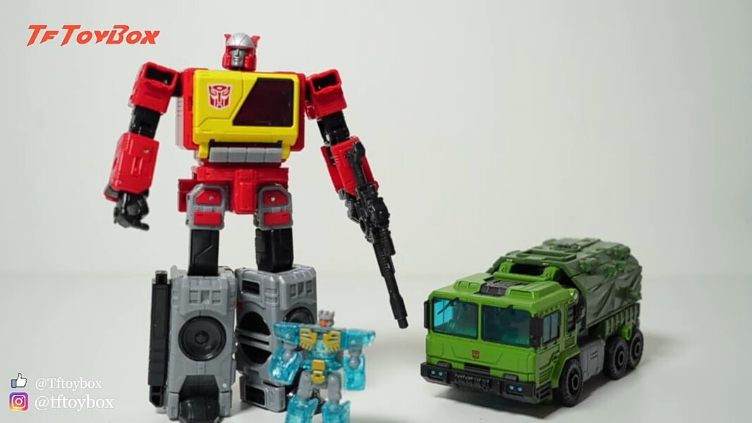 Transformers LEGACY UNBOXING Bulkhead And Blaster Eject By Tftoybox   In Hand Images  (3 of 17)